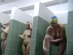 В общественных душевых голых женщин снимают на скрытую камеру