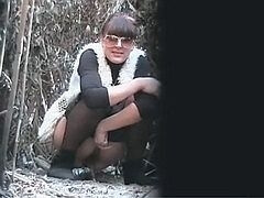 Бабы писают на улице не замечая скрытую камеру