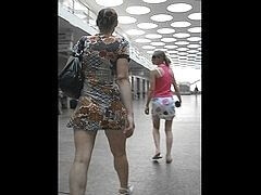 Девушке с красивой фигурой подглядывают под платье