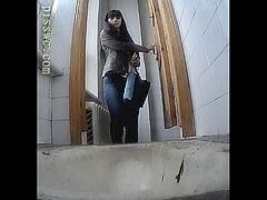 Студентка какает в туалете универа