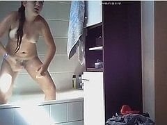 Брат подглядывает за сестрой в ванной комнате