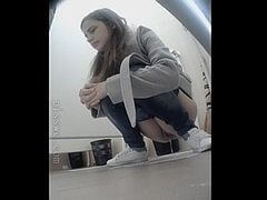 Подглядывают за какающими студентками в туалете