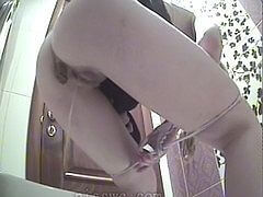 Молодая девушка какает в туалете