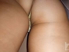 Заглядывает под юбку девушке в метро