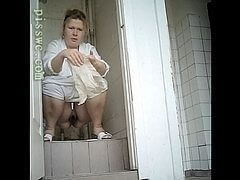 Какающая толстушка попалась на скрытую камеру