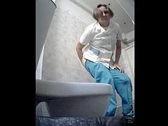 Женщина в возрасте какает в туалете поликлиники