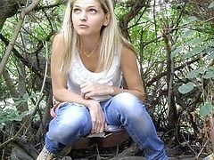 Засняли на видео писающую блондинку