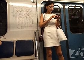 Подсматривает под платье девушке в метро