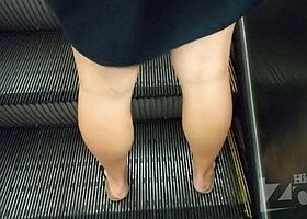 Показала под платьем сочную попу