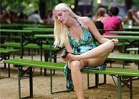 Девки без трусов светят свои пезды