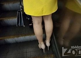 Засветила попу под платьем