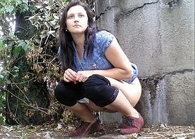 Девушка писает на улице думая что ее никто не видит
