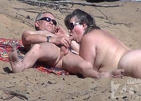 Зрелая брюнетка делает минет на пляже
