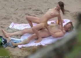 Парочка спалилась трахаясь на пляже