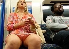 Девушка засветила под платьем голую писю