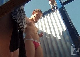 Девушка с маленькой грудью засветилась голой в пляжной кабинке