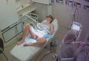 Девушку снимают на камеру в кабинете врача