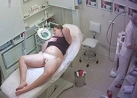 Девушка с голой пиздой попала на камеру в кабинете врача