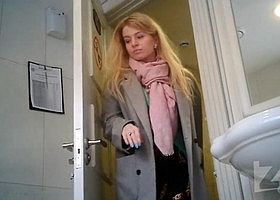 Девушка зашла в туалет не подозревая что ее будут снимать на камеру