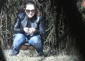 Подсмотренный женский писс на улице