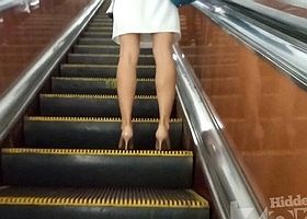 Под юбкой у девушки классная попа и трусики