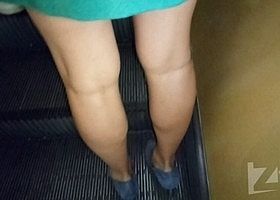 Заглянул под платье девушке на эскалаторе