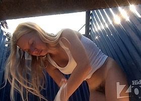 Подглядывают в кабинке за переодевающейся девушкой с волосатой писей