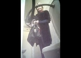 Зрелая блондинка зашла в туалет посрать