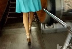 Красотка показала что у нее под платьем