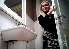 Девушка писает в туалете и показывает свою дырочку