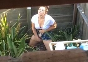 Девушка занялась мастурбацией во дворе дома