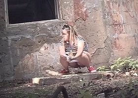Полненькая девушка присела покакать на улице