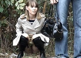 Девушка пришла на пустырь и пописала перед скрытой камерой