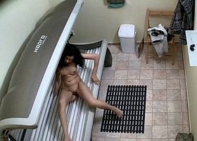 Брюнетка пришла принять загар в солярий