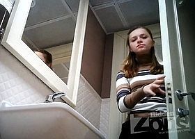 Молодуха зайдя в туалет поссать была заснята на камеру