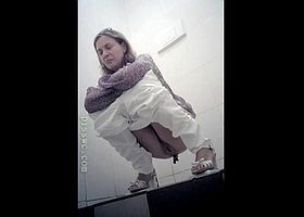 Подсматривают за какающей женщиной в туалете