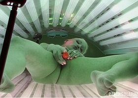 Девушка загорая в солярии мастурбирует до оргазма