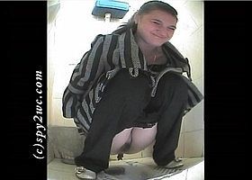 Девушка присела покакать в общественном туалете