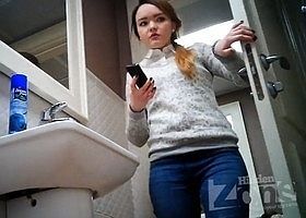 В туалете подсмотрели за молодой красоткой