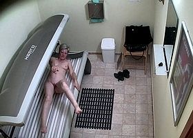 Женщину засняли на камеру как она мастурбирует в солярии