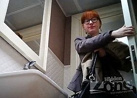 За девушкой в очках  в туалете ведется скрытая слежка