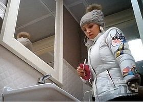 Девушка показала в туалете свою киску