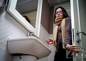 Девушка в очках засветила в туалете свою писечку