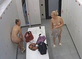 Девушки переодеваются в раздевалке фитнес клуба