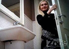 Красивая блондинка в туалете под присмотром камеры