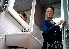 Парень подглядывает в туалете за очкастой девушкой