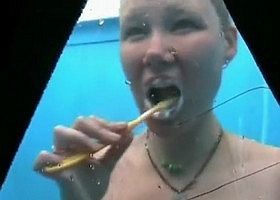 На камеру засняли девушку в пляжной душевой