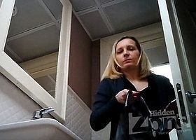 Женщина зашла в туалет и засветила писающую дырочку