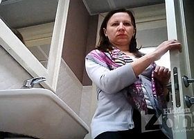 Подсмотрели за зрелой женщиной в туалете