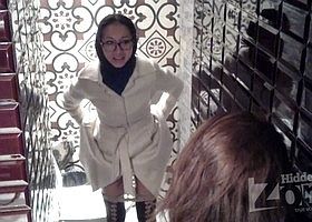 В туалете подсмотрели за писающими девушками